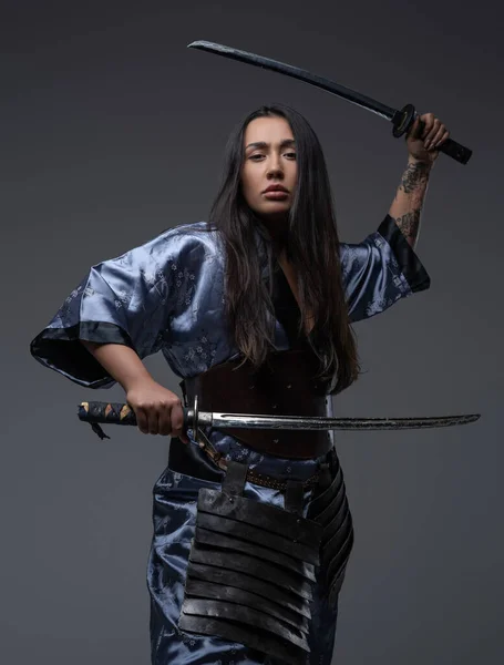 Mujer elegante samurai en postura de lucha con katanas —  Fotos de Stock