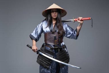 Şapkalı ve katanalı doğu savaşçısı kadın.