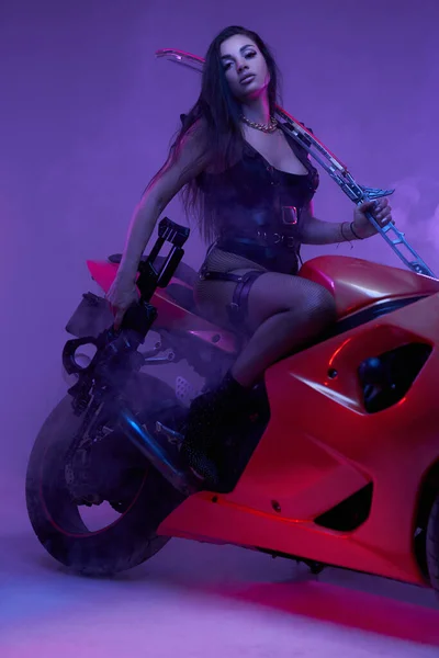 Cyberpunk mulher posando em moto com espada — Fotografia de Stock