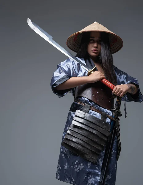 Samurai femenino con espada y sombrero de bambú — Foto de Stock