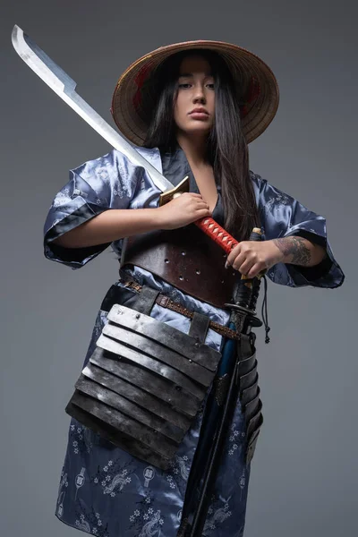 Female samurai with sword and bamboo hat — Stock Photo, Image