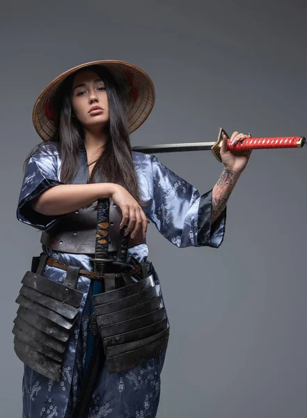 Kobieta samuraj z bambusowym kapeluszem i mieczem — Zdjęcie stockowe