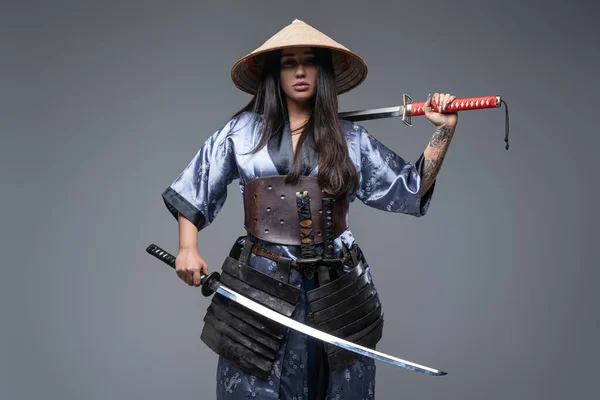 Eastern woman warrior with hat and katana — Stock Photo, Image