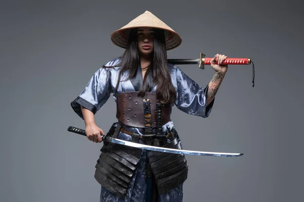 Zırhlı kimono giymiş Katana 'lı kadın samuray. — Stok fotoğraf