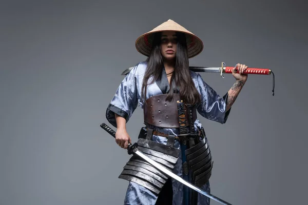 Samurai donna vestita in kimono corazzato con katana — Foto Stock