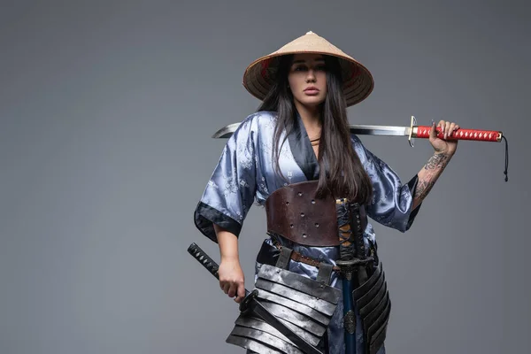 Asian woman with bamboo hat and katana — Stock Photo, Image