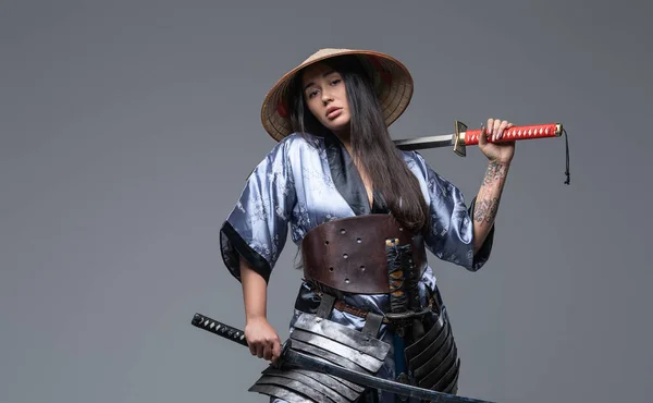 Привлекательная восточная воительница в катане и шляпе — стоковое фото
