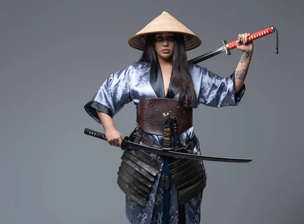 Oriental woman warrior with kasa and samurai swords — Stock Photo, Image