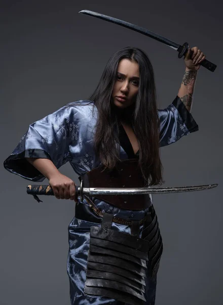 Mulher agressiva samurai em posição de luta com katanas — Fotografia de Stock