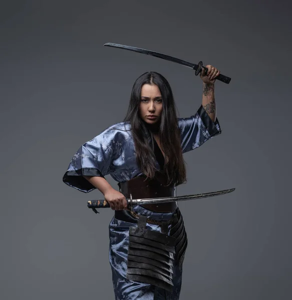 Mujer agresiva samurai en postura de lucha con katanas — Foto de Stock