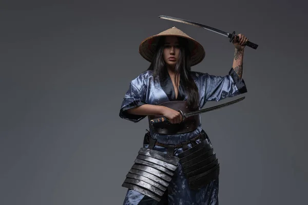 Samurai mulher oriental com kasa e katanas — Fotografia de Stock