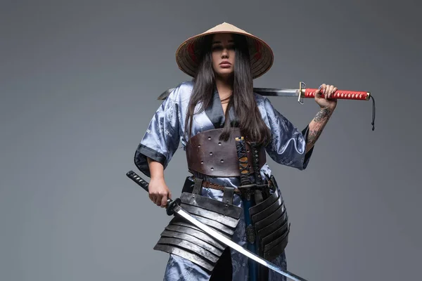 Woman samurai dressed in armored kimono with katana — Stock Photo, Image