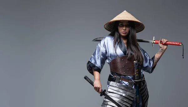 Asian woman with bamboo hat and katana — Stock Photo, Image