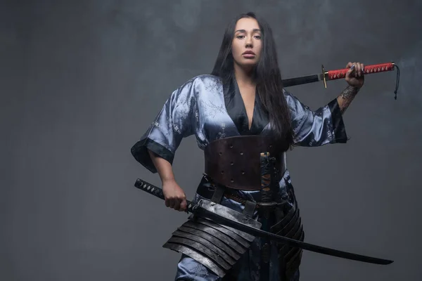 Mulher oriental samurai com katanas no nevoeiro — Fotografia de Stock