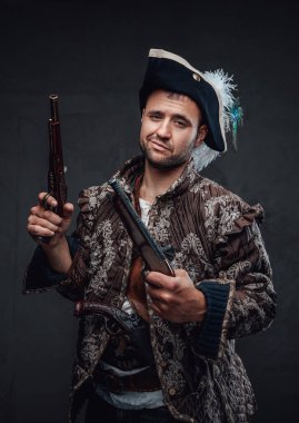 Tabancalı ve kendini beğenmiş bir haydut.