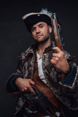 Silahlı, takım elbiseli bir korsan.