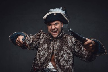 Karanlık arka planda silahlı çılgın bir korsan.