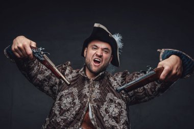 Karanlık arka planda silahlı çılgın bir korsan.