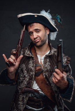 Tabancalı ve kendini beğenmiş bir haydut.