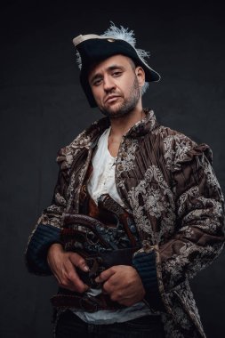 Korsan kıyafeti ve şapka giymiş tehlikeli bir korsan.