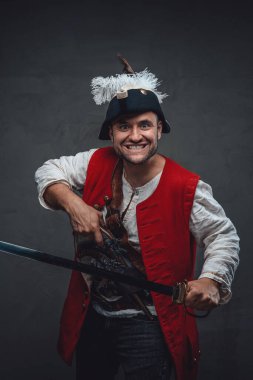 Kırmızı ceketli ve kılıçlı vahşi bir korsan