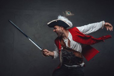 Corsair 'i kılıçla şarj ederken yan görüntü