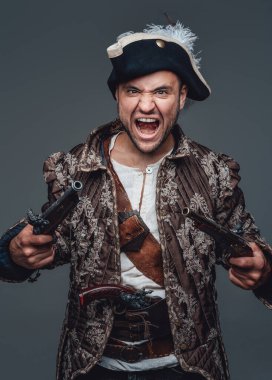 Kızgın korsan şapkalı ve tabancalı çığlıklar atıyor.