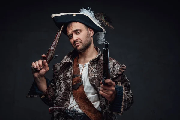 Pirata legal com pistolas contra fundo escuro — Fotografia de Stock
