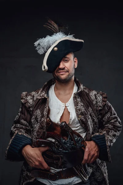 Corsário perigoso vestido com roupa de pirata e chapéu — Fotografia de Stock