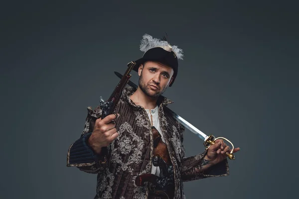 Средневековый корсар-пират с саблей и пистолетом — стоковое фото