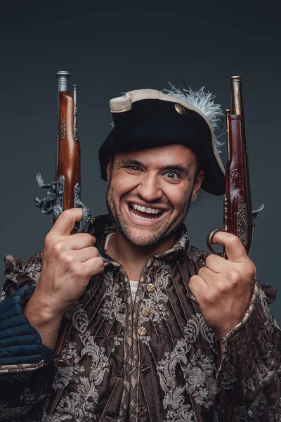Retrato de pirata louco com pistolas de embarque — Fotografia de Stock