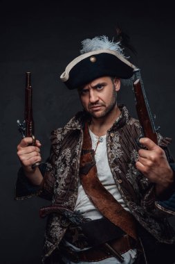 Silahlı, takım elbiseli bir korsan.