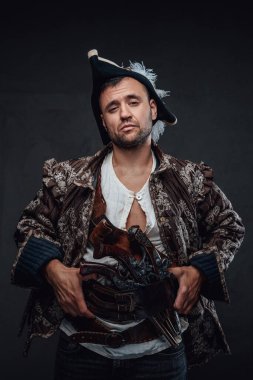 Korsan kıyafeti ve şapka giymiş tehlikeli bir korsan.