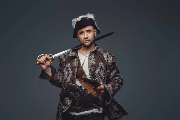 Pirata corsário medieval com sabre e pistola — Fotografia de Stock