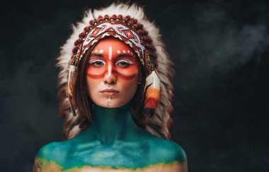 Başlıklı ve makyajlı Amerikalı Hintli kadın.