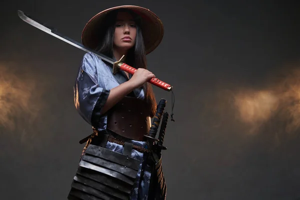 Atrakcyjna kobieta w japońskim stylu samurajskim z kataną — Zdjęcie stockowe