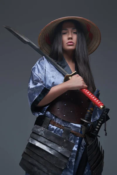 Eastern woman warrior with samurai sword and kasa — Stock Photo, Image