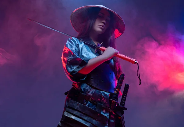 Samurai feminino futurista com espada dentro do estúdio — Fotografia de Stock