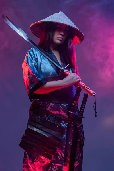 Futuristisk kvinna samuraj med Katana mot färgstarka bakgrund — Stockfoto