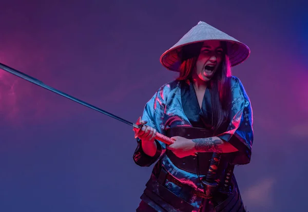 Sikoltozó nő szamuráj harc pózol Katana — Stock Fotó