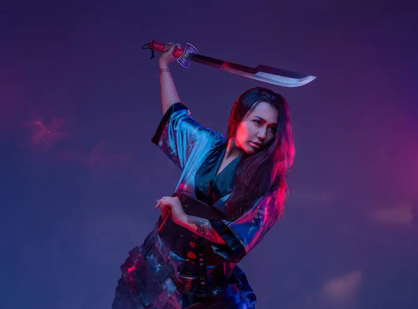 Savaşta samuray kılıçlı doğu kadını. — Stok fotoğraf