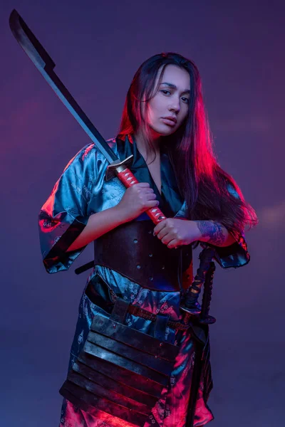 Assassino feminino de leste em quimono com katana — Fotografia de Stock