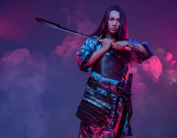 Tatuato cyberpunk donna samurai con spada d'acciaio — Foto Stock