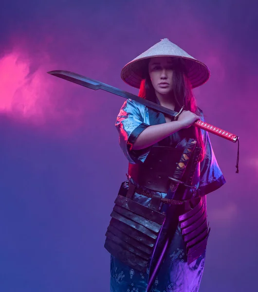 Woman samurai with bamboo hat and steel katana — Stock Photo, Image