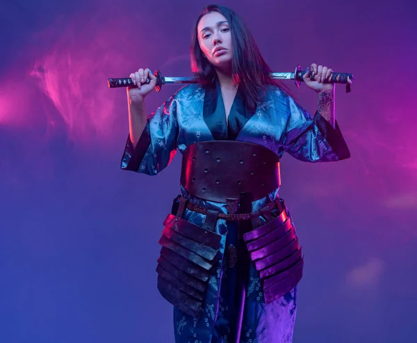 Mulher orgulhosa guerreira posando com espadas samurais — Fotografia de Stock