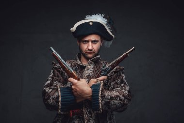 Karanlık arka planda çapraz tabancalı bir korsan