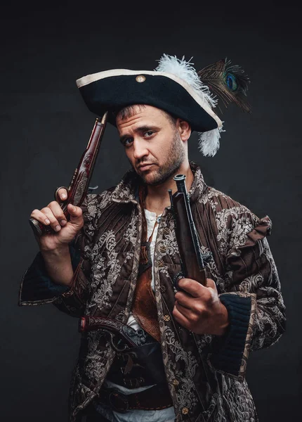 Cool pirata con pistolas contra fondo oscuro —  Fotos de Stock