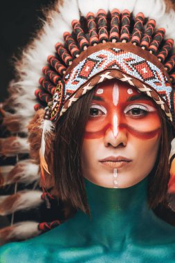 Makyajlı ve başlıklı bir kadının ön görüntüsü.