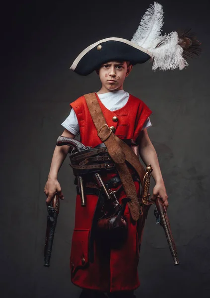 Menino pequeno usando chapéu de pirata e traje com armas — Fotografia de Stock