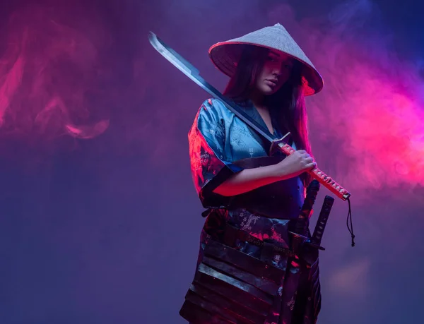 Samurai donna futuristica con spada all'interno dello studio — Foto Stock